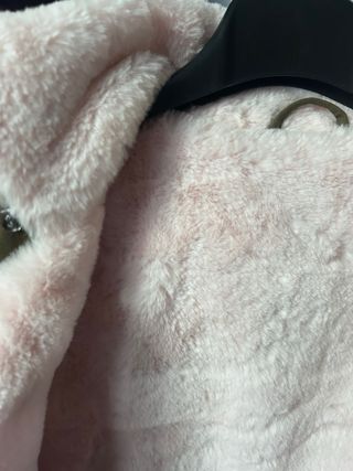 Chaleco verde con pelo rosa