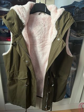 Chaleco verde con pelo rosa