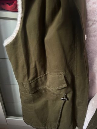 Chaleco verde con pelo rosa