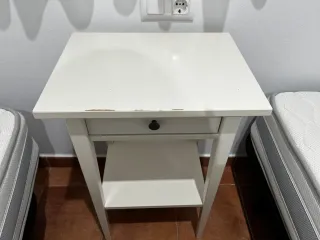 Mesita de noche blanca con cajón