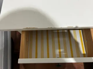 Mesita de noche blanca con cajón