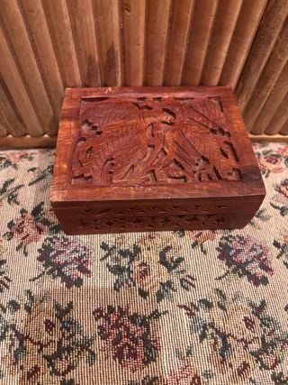 Caja de madera tallada