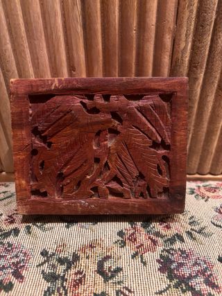 Caja de madera tallada