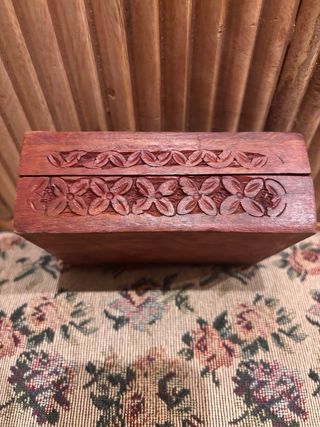 Caja de madera tallada