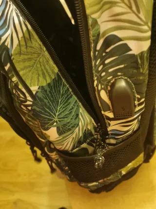 Mochila escolar diseño hojas tropicales