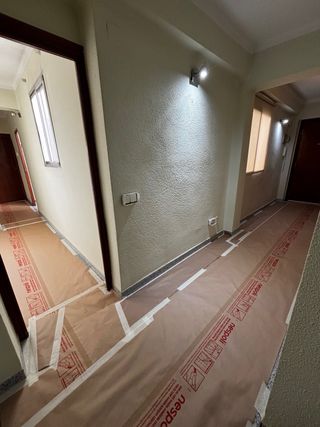 Pintura de pisos y restauración de puertas.