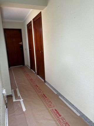 Pintura de pisos y restauración de puertas.