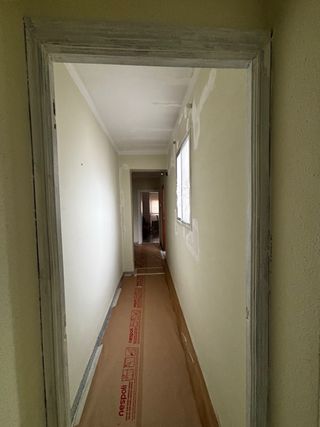 Pintura de pisos y restauración de puertas.