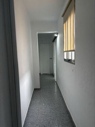 Pintura de pisos y restauración de puertas.