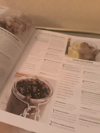 Libro de cocina con cuaderno