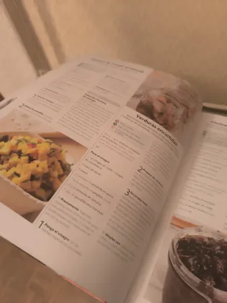 Libro de cocina con cuaderno