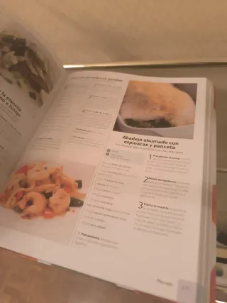 Libro de cocina con cuaderno