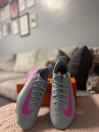 Botas de fútbol Nike grises y rosas