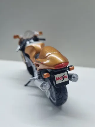 Suzuki GSX 1300 R y Honda Shadow VT1100C2 1/18