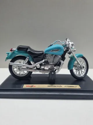 Suzuki GSX 1300 R y Honda Shadow VT1100C2 1/18