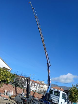 Nissan Atleon   grua y multilift portacontenedor