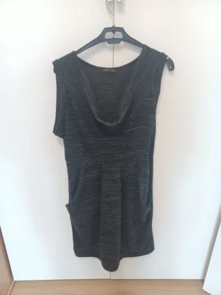 Vestito grigio scuro senza maniche