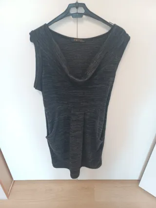 Vestito grigio scuro senza maniche