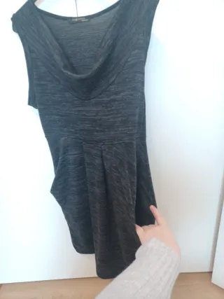 Vestito grigio scuro senza maniche