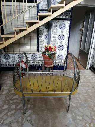 Cuna antigua de metal