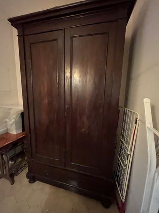 Armario de madera antiguo