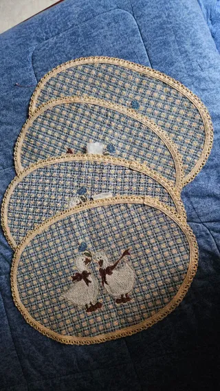 Lotto 4 centrini vintage in gobelin