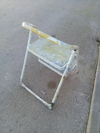 Escalera plegable blanca