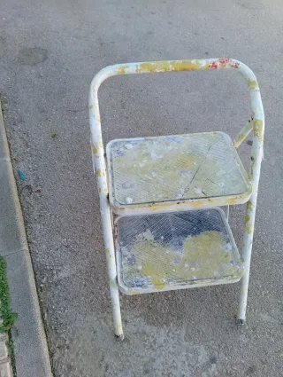 Escalera plegable blanca