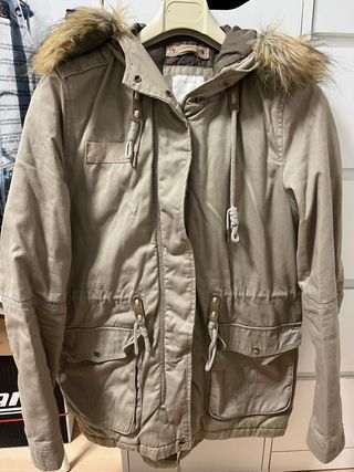 Parka Bershka verde oliva con capucha