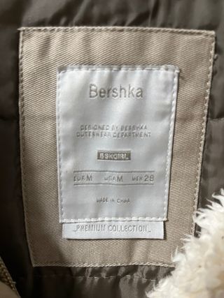 Parka Bershka verde oliva con capucha