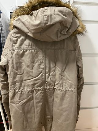 Parka Bershka verde oliva con capucha