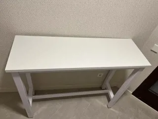 Mesa alta multiusos blanca ideal para cocinas.