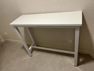 Mesa alta multiusos blanca ideal para cocinas.