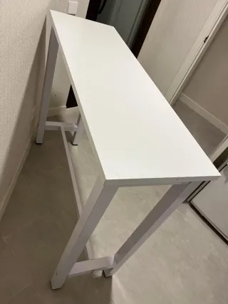 Mesa alta multiusos blanca ideal para cocinas.