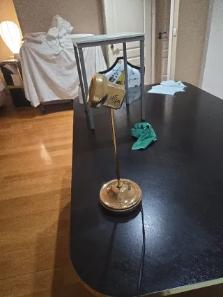 Lámpara de lectura dorada