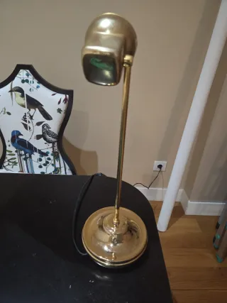 Lámpara de lectura dorada