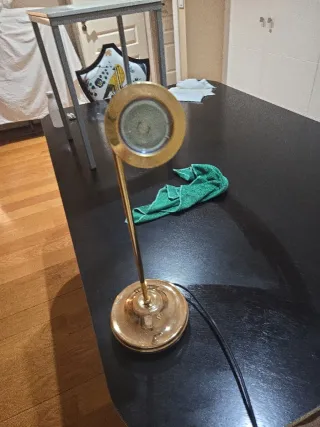 Lámpara de lectura dorada