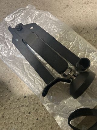 Soporte lateral engrasado cadena moto