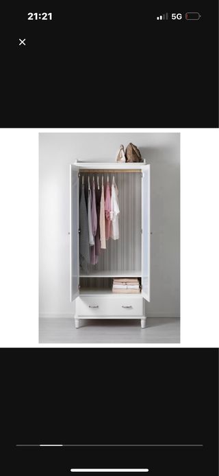 Armario blanco con puertas de espejo