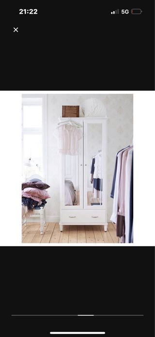 Armario blanco con puertas de espejo