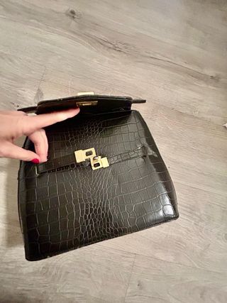 Bolso negro piel efecto cocodrilo