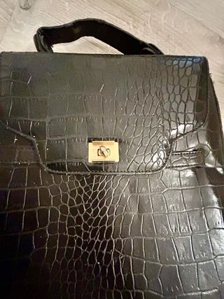 Bolso negro piel efecto cocodrilo