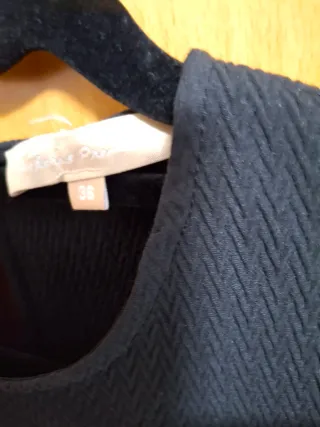 Vestido negro con loros bordados