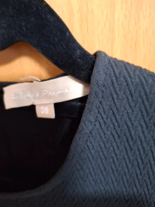 Vestido negro con loros bordados