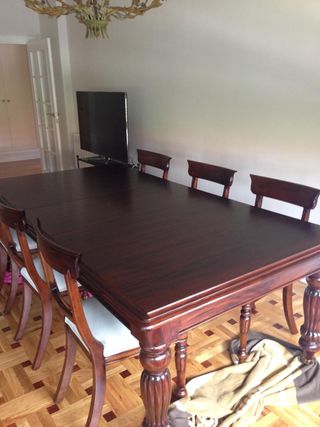 Mesa de comedor de madera