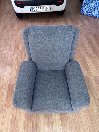 Sillón reclinable tapizado en gris