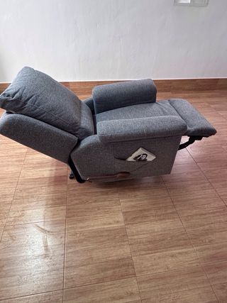 Sillón reclinable tapizado en gris