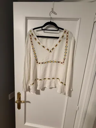 Blusa blanca bordada manga larga