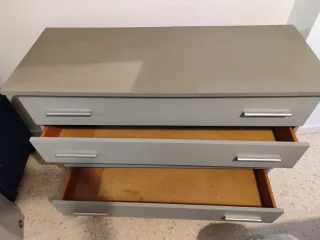 Cómoda de madera gris