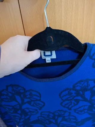 Vestido azul con estampado floral